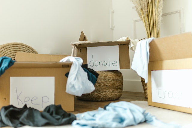 Decluttering boxes labeled keep, donate, trash